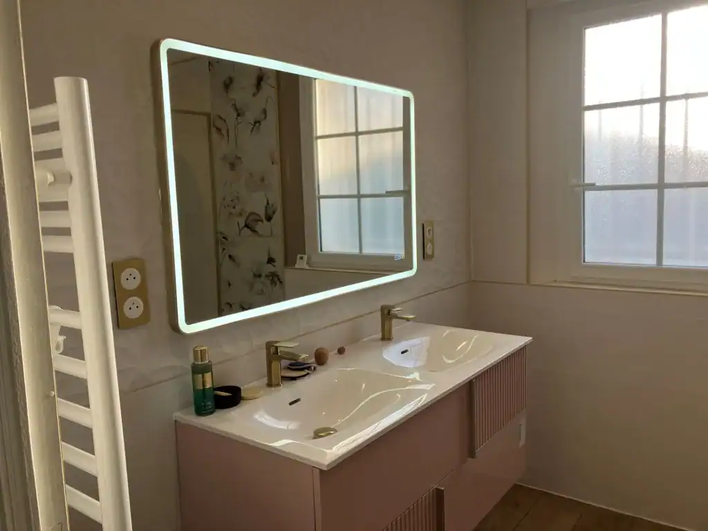 Eclairage de salle de bain avec miroir et prises de vaques