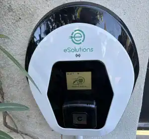 Borne de recharge professionnelle Triphasée 11kW à Marseille